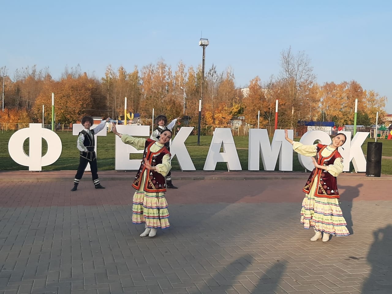 Бөгөн Нефтекама дәүләт филармонияһы артистары “Гулливер” ҡала паркында Халыҡ-ара ололар көнөнә арналған концерт ойошторҙо