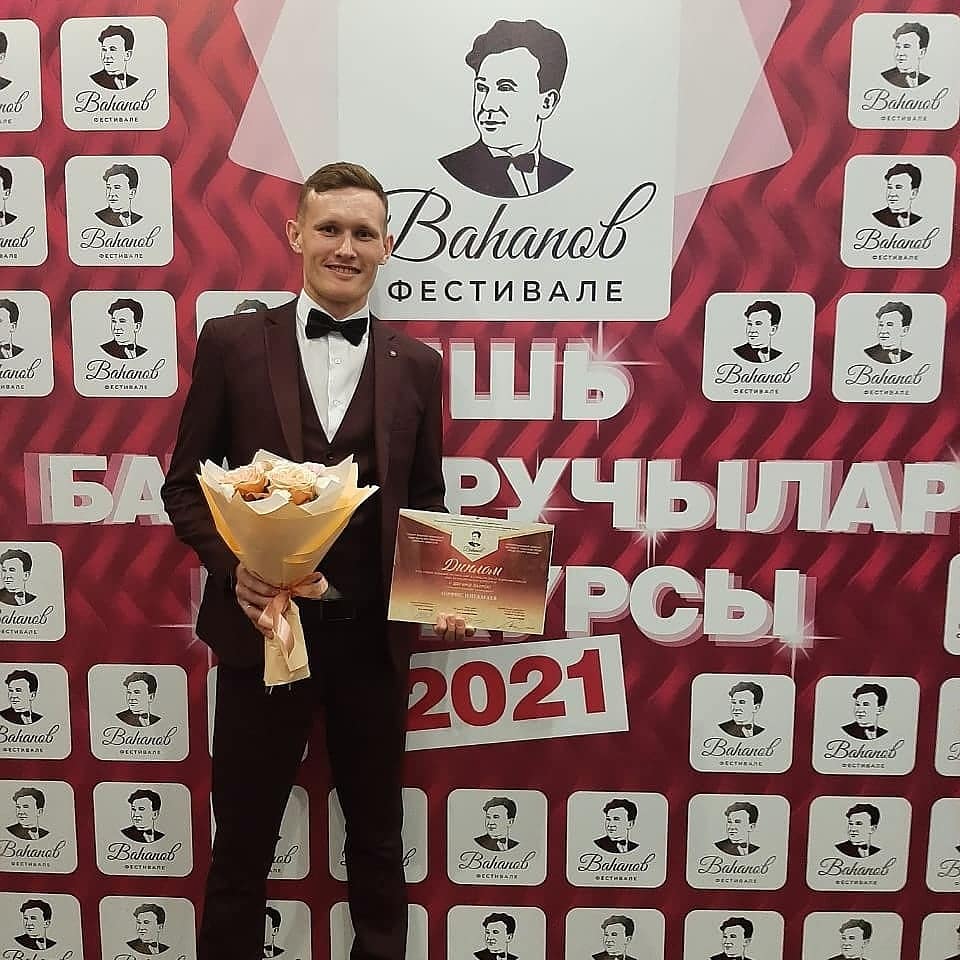 Нефтекама дәүләт филармонияһының талантлы йырсы-солисы Нәфис Ниғәмәевты конкурста лайыҡлы урын яулауы менән ҡотлайбыҙ!