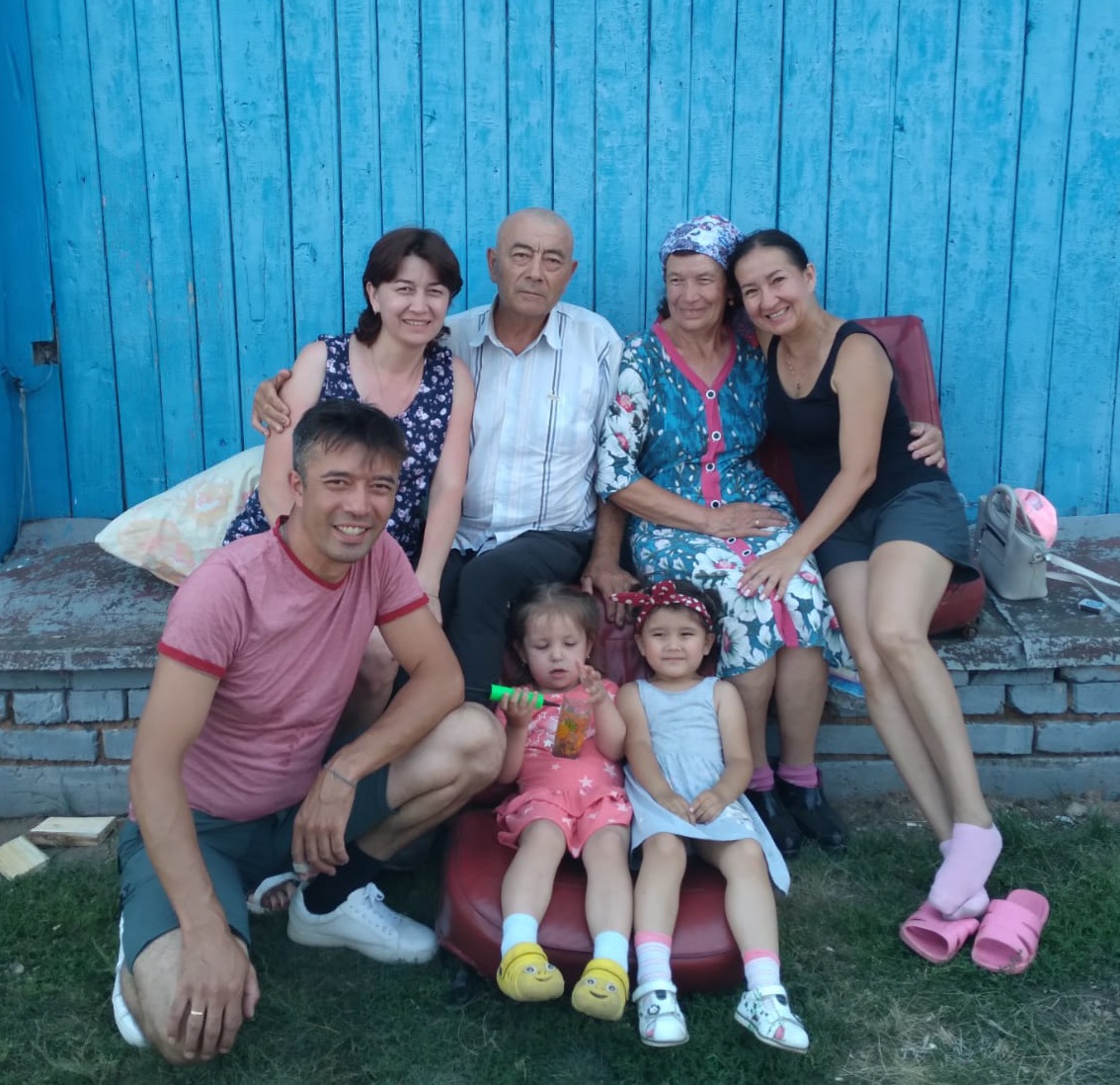 Филармониябыҙҙың талантлы йырсы-солисы һәм ҡуйыусы-режиссер, Башҡортостан Республикаһының атҡаҙанған артисы Илгиз Миңлеәхмәтов йәйге ялын мөһим һәм файҙалы эш менән үткәрә: ул үҙ фатирында ремонт менән мәшғүл