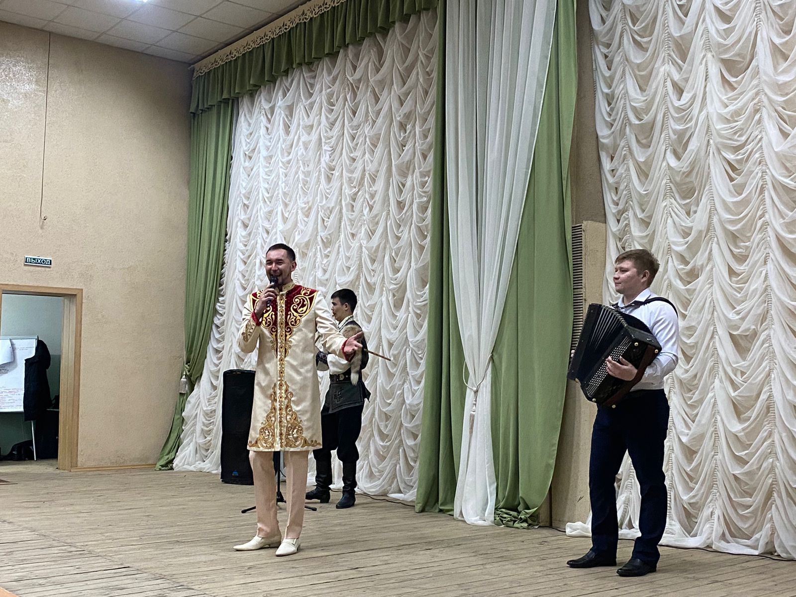 Бөгөн Башҡортостандың халыҡ артисы Раян Алтыншин етәкселегендәге «Ҡәрҙәштәр» башҡорт эстрада төркөмө Белорет ҡалаһында сығыш яһаны