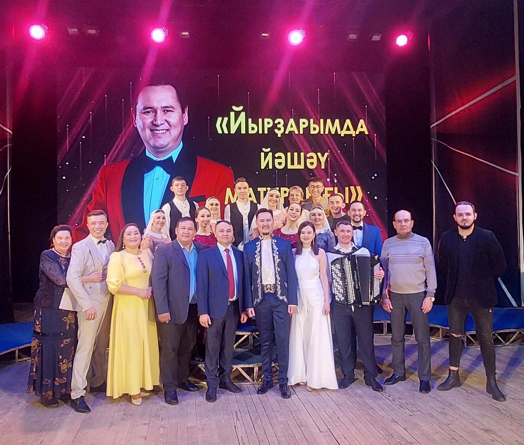 Бөгөн Нефтекама дәүләт филармонияһының ҡабатланмаҫ моңло йырсыһы Иршат Ҡарасурин үҙенең өр-яңы концерт программаһын тәҡдим итте
