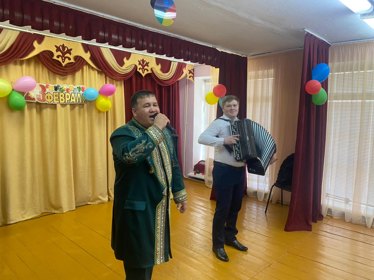 «Ҡәрҙәштәр» башҡорт эстрада төркөмө Белорет металлургия колледжында сығыш яһаны