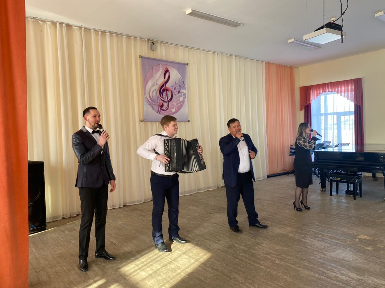 Бөгөн «Ҡәрҙәштәр» башҡорт эстрада төркөмө Сибай сәнғәт колледжында сығыш яһаны