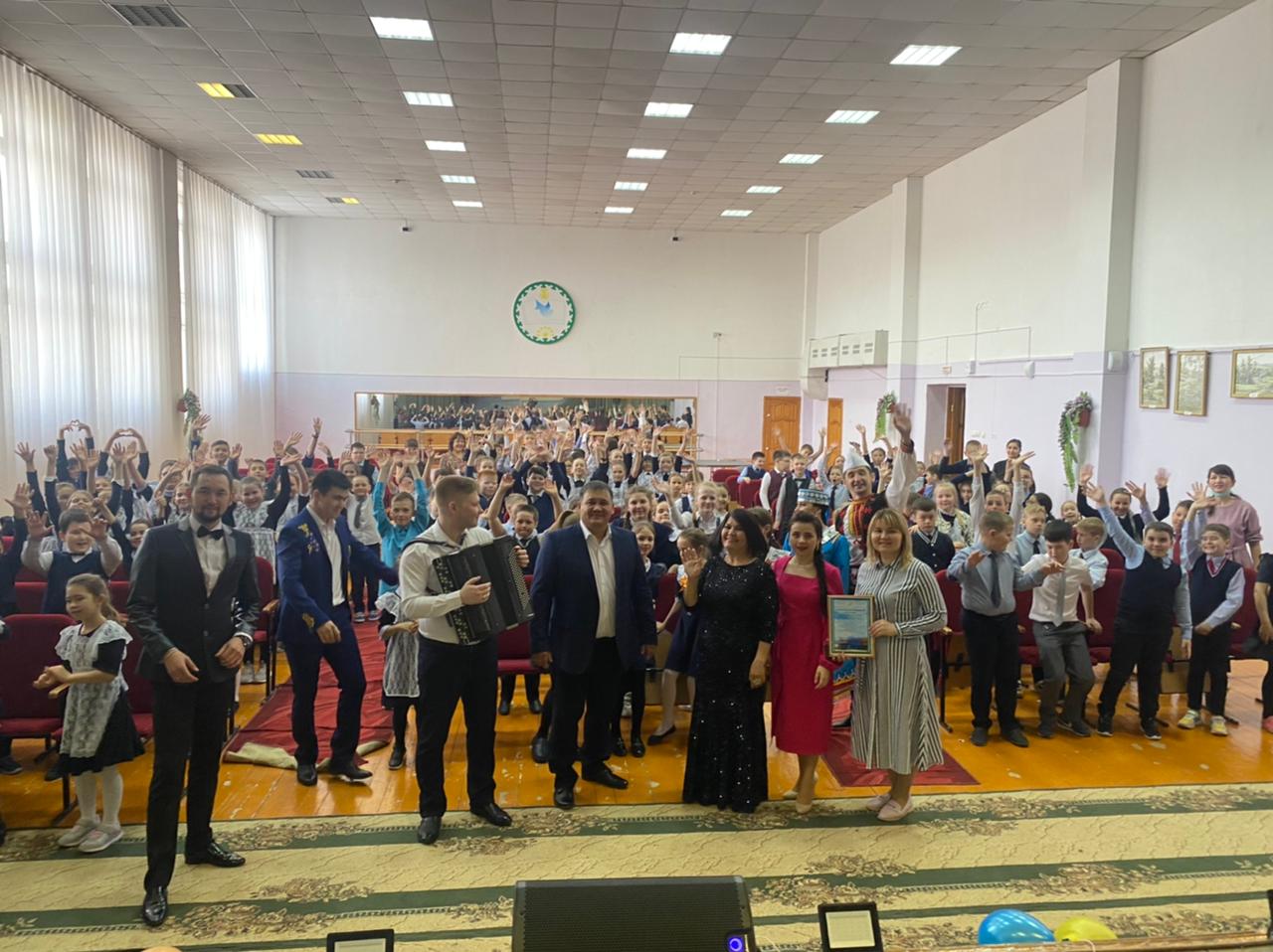 Бөгөн Башҡортостандың халыҡ артисы Раян Алтыншин етәкселегендәге “Ҡәрҙәштәр” башҡорт эстрада төркөмө Бәләбәй ҡалаһында сығыш яһаны