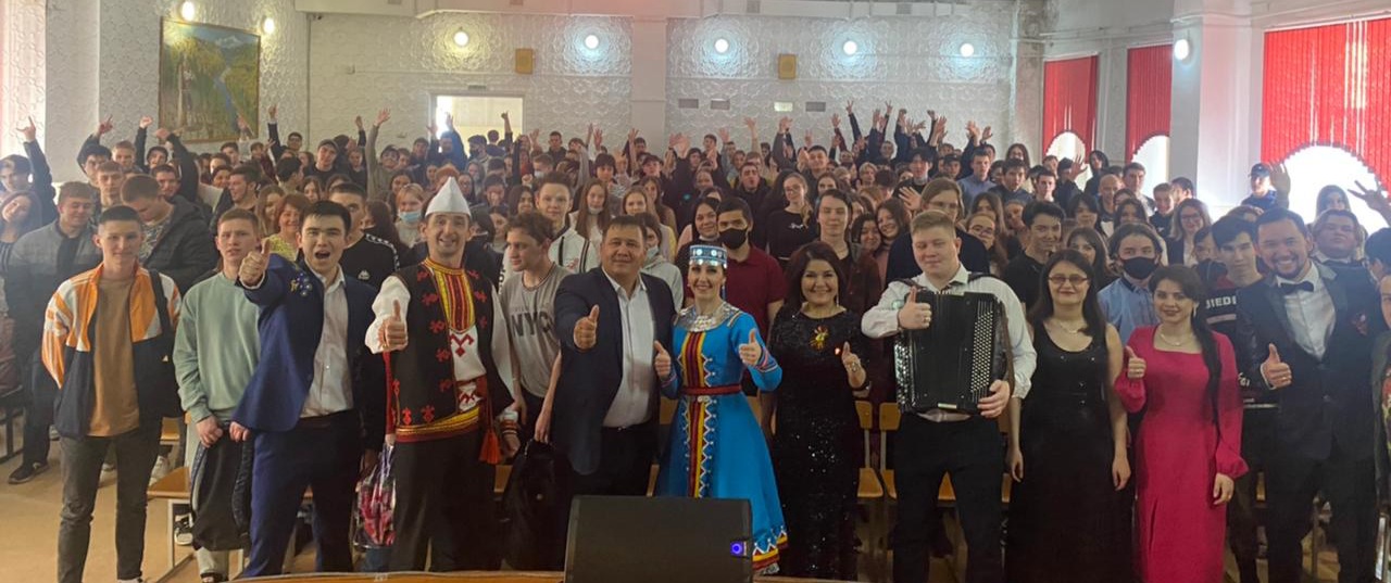 Өфө ҡалаһының йыр-моң һөйөүсе тамашасылары өсөн сағыу концерт программаһы менән «Ҡәрҙәштәр» башҡорт эстрада төркөмө сығыш яһаны
