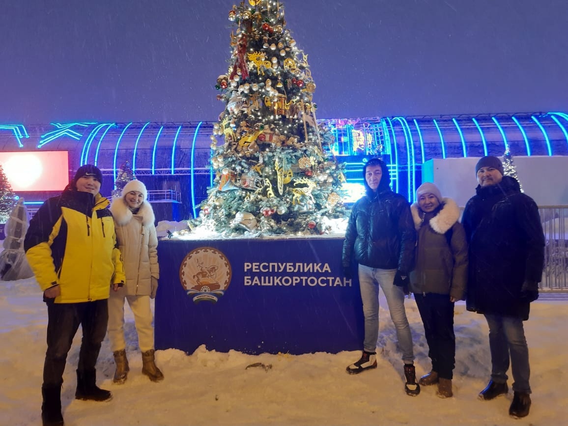 Нефтекама дәүләт филармонияһы артистары баш ҡалабыҙ Мәскәүгә «Рәсәй» халыҡ-ара күргәҙмә-форумында ҡатнашыу өсөн килделәр.  